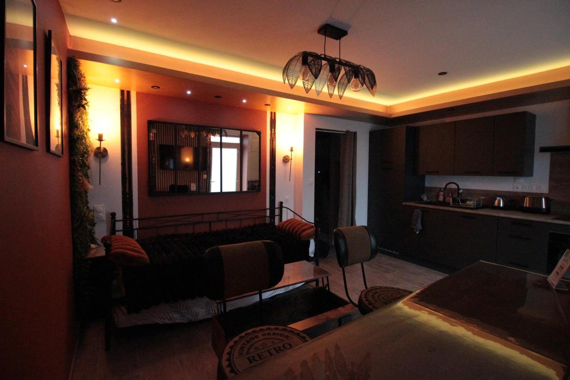 Luxury Studio, Rez De Chaussee, Parking Prive Video Surveillance, Canape Haute Qualite Convertible Couchage 2 Personnes, Centre Ville Proche, Restaurant, Boulangerie 2 Minutes A Pied, Terrasse - 800Metre Carre De Terrain - Gere Par Presta-Zen'Service Verdun Extérieur photo